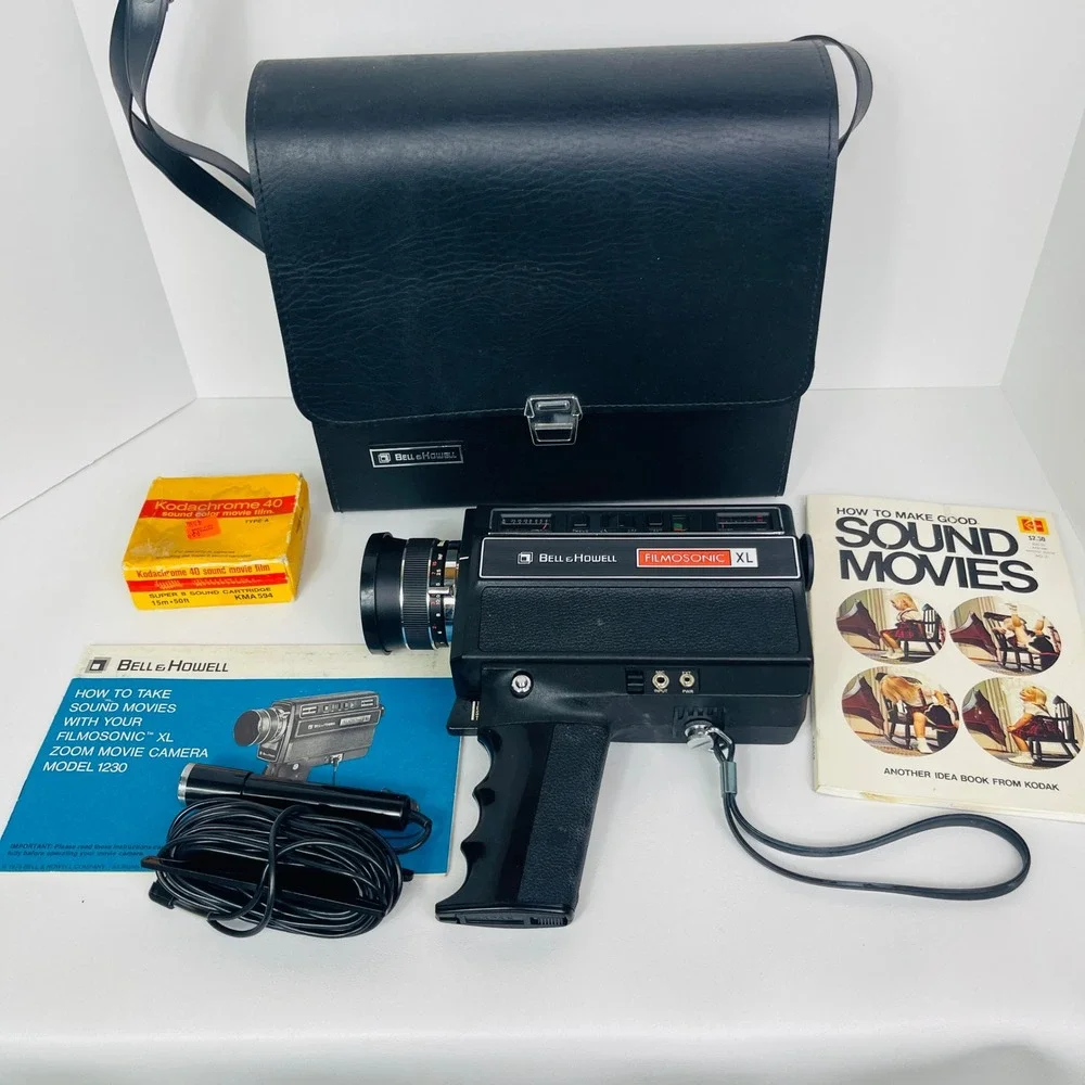 Bell & Howell Filmosonic XL 1230 Super 8 Sound Movie Camera Kit Case Mic GOOD